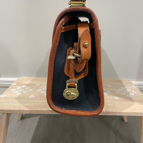 Vintage Dooney & Bourke Medium Lockhart Flap Bag Navy with British Tan Trim - Picture 8 of 10